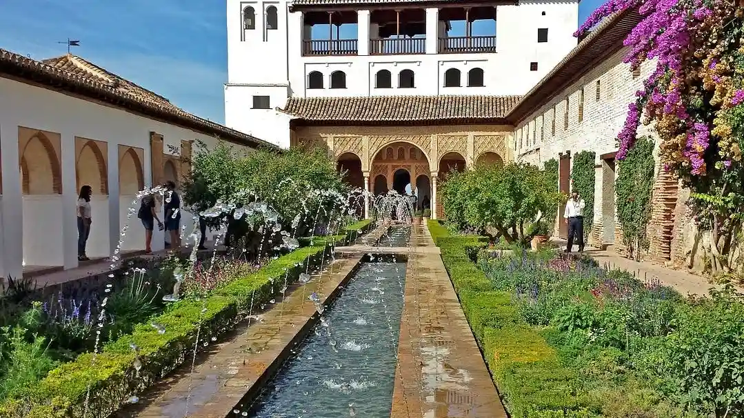 Alhambra y Palacios nazaríes: Entrada sin colas + Audioguía