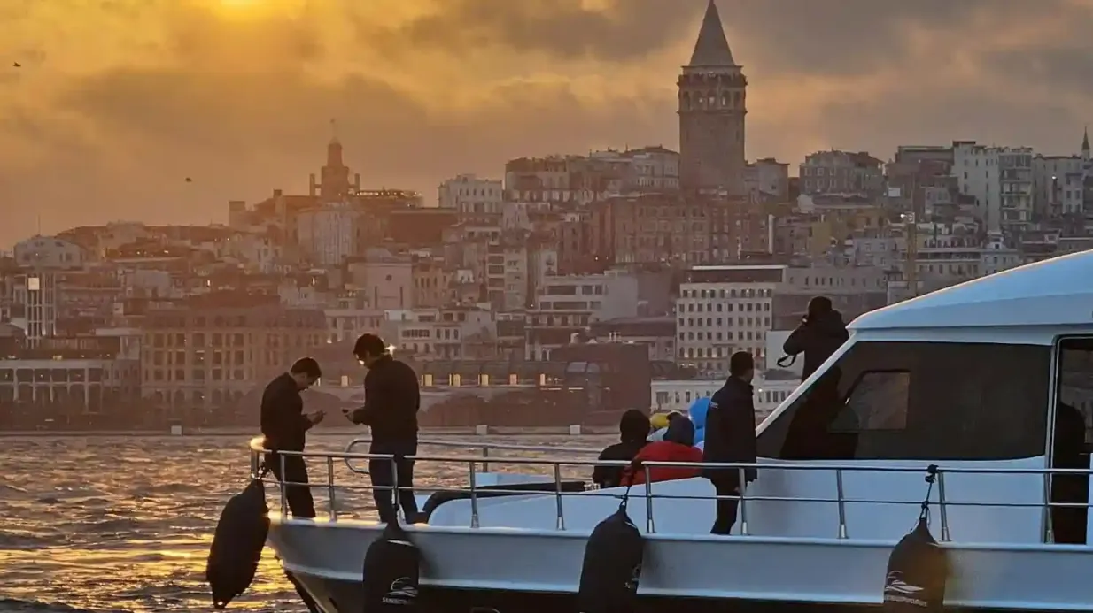 Istanbul : Croisière au coucher du soleil sur le Bosphore avec collations