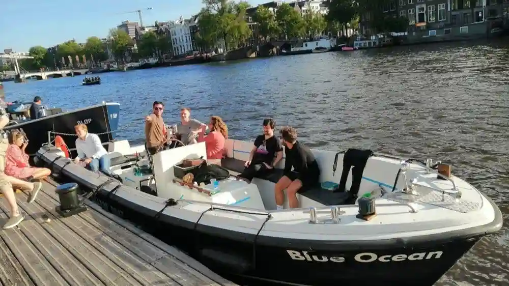 Amsterdam: Raucherfreundliche Grachtenrundfahrt by The Bulldog Bereitgestellt von GOLECTRIC BV