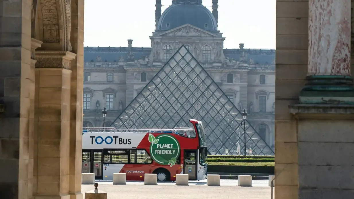 Tootbus Paris: autocarro hop-on hop-off + entrada no Palácio de Versalhes Organizado por Tootbus France