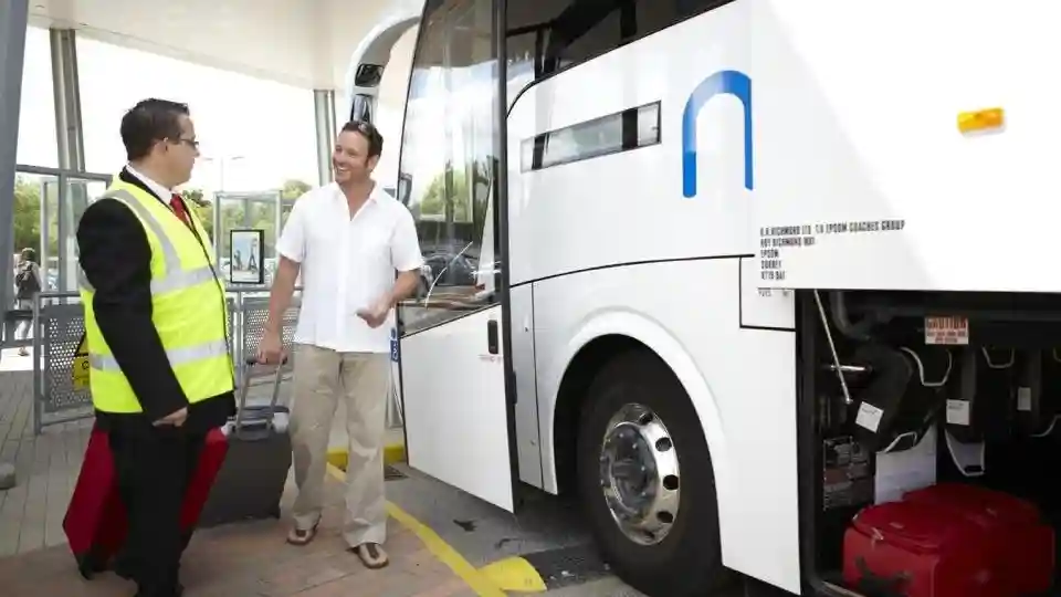 Londres: Traslado en autobús desde/hasta el aeropuerto de Stansted y London Liverpool Street Stn Operado por Distribusion Technologies GmbH (EUR)