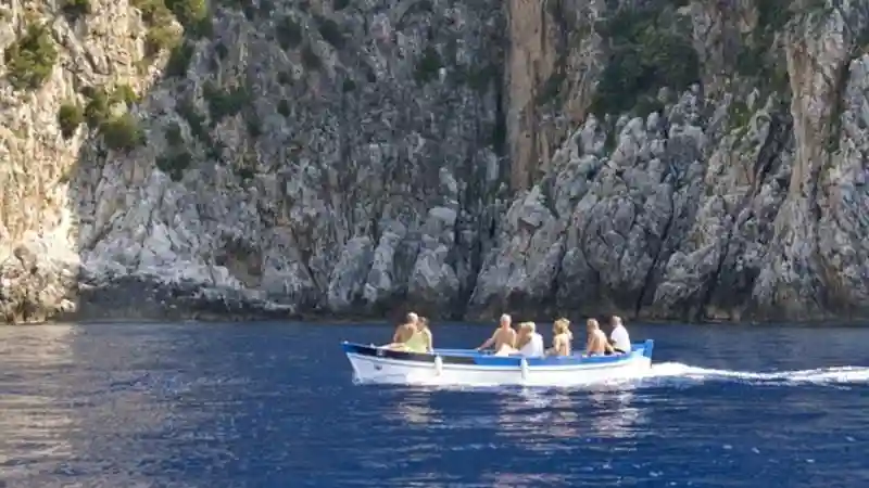Cuevas del cabo Palinuro: Excursión en barco desde Palinuro Operado por Discover Cilento