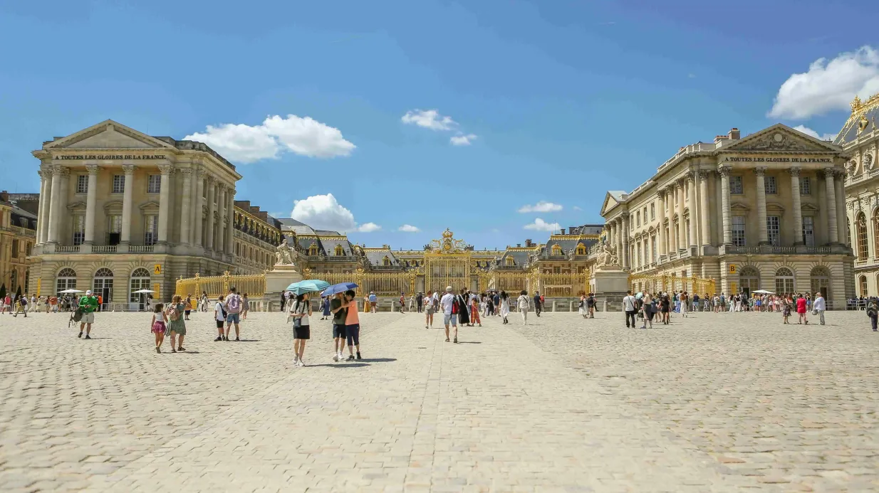 Palace of Versailles: Roundtrip Transport Only Provided by ParisCityVision
