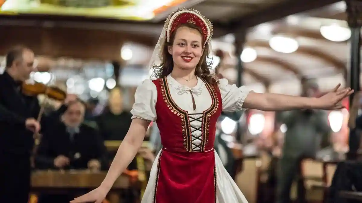 Budapest: Crociera con cena tradizionale ungherese e musica dal vivo
