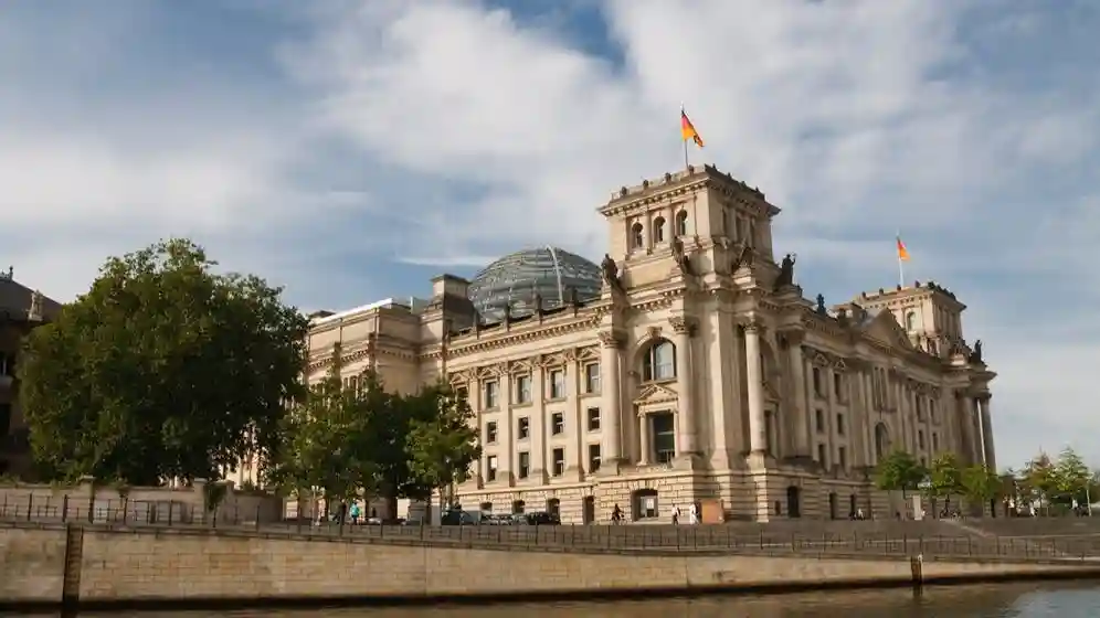 Berlin: 1-Hr Historical Sighseeing Cruise from Friedrichstraße