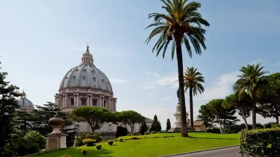 Museos Vaticanos y Basílica de San Pedro: Entrada de acceso rápido + Tour guiado Operado por Crown Tours srl