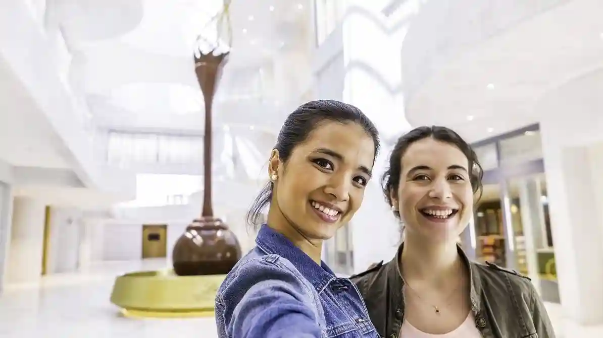 Zurich: Guided Old Town Tour + Lindt Home of Chocolate Entry + Lake Cruise Provided by Best of Switzerland Tours AG