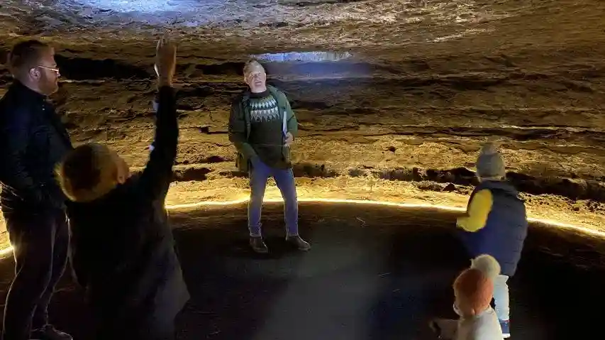 Cuevas de Hella: Visita guiada Operado por Caves of Hella