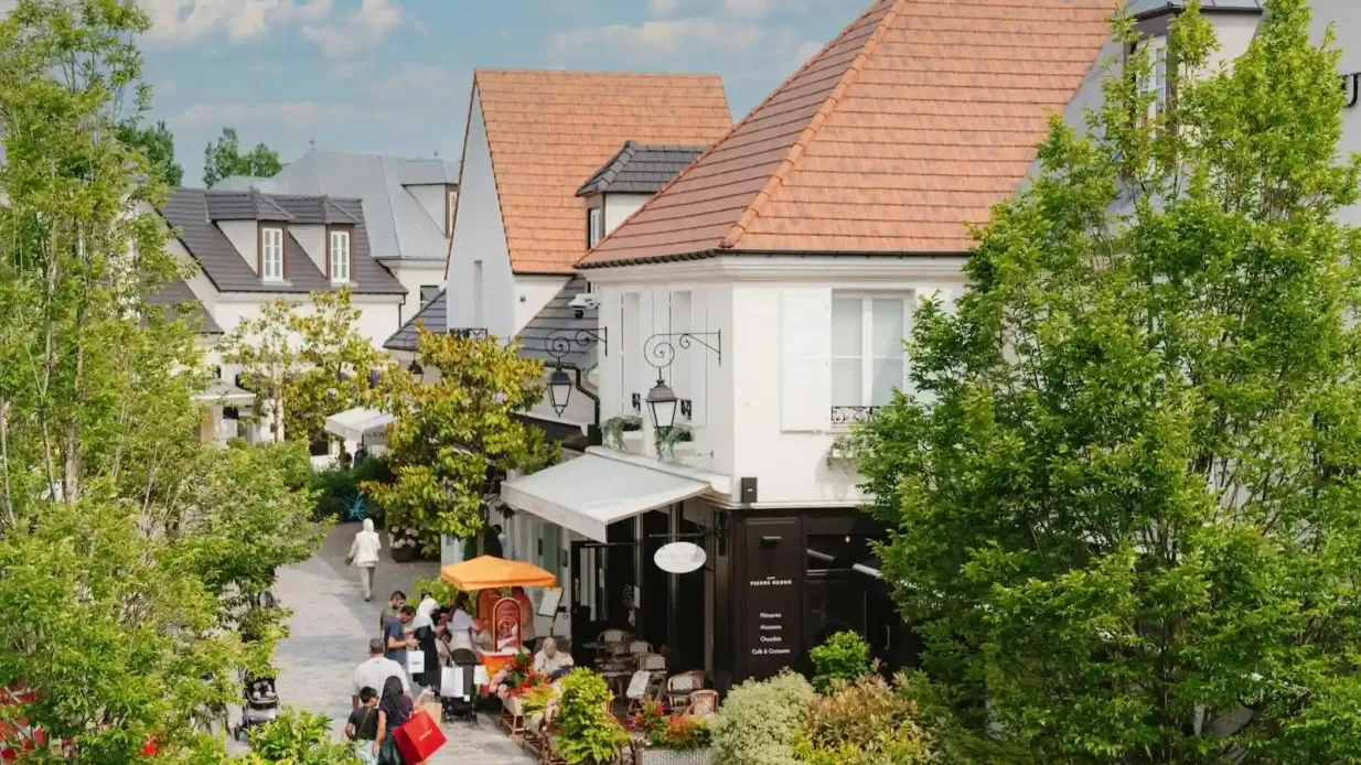 La Vallée Village Outlet: Roundtrip from Paris Provided by ParisCityVision