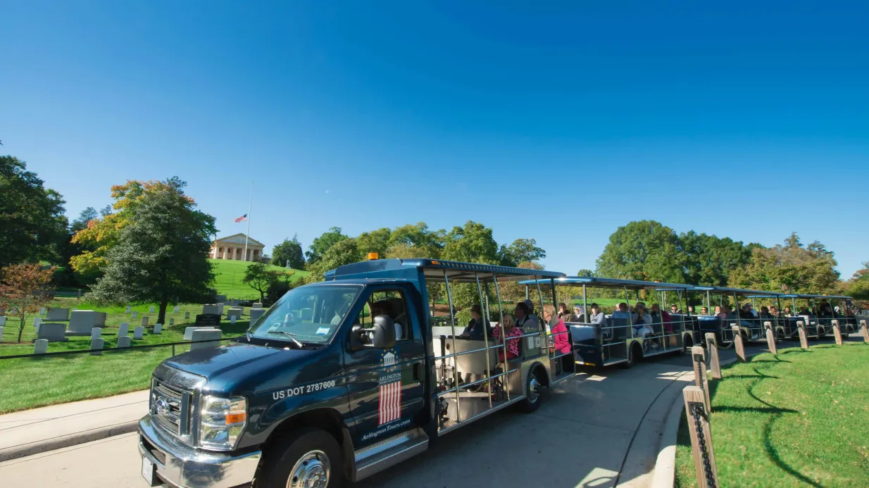 Cimitero Nazionale di Arlington: tour con il carrello Hop-on Hop-off Fornito da Historic Tours of America, Inc