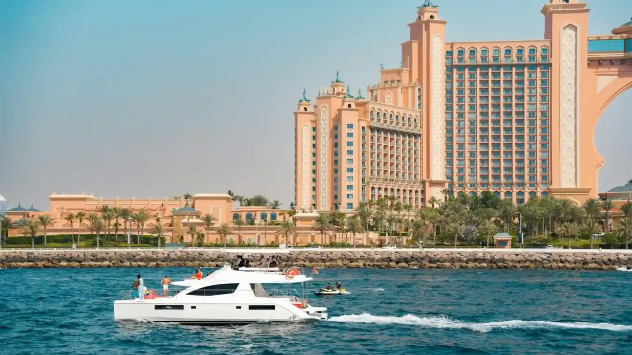 Dubai Yachthafen: Luxuriöse Yachttour mit Frühstück oder BBQ