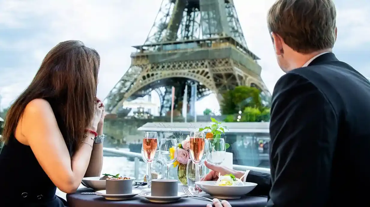 La Seine : Dîner-croisière à 3 plats avec boissons par Bateaux Parisiens