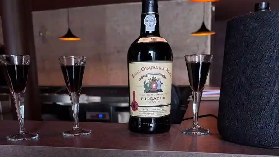 Lisboa: Espetáculo de Fado ao vivo com Vinho do Porto Organizado por Saltos & Trovas Lda