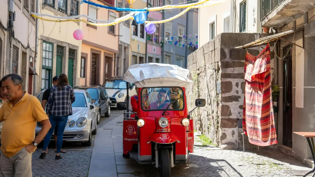 Porto : Visite guidée de la ville en Tuk Tuk Fournie par Urban Eco M C Turisticos, Lda