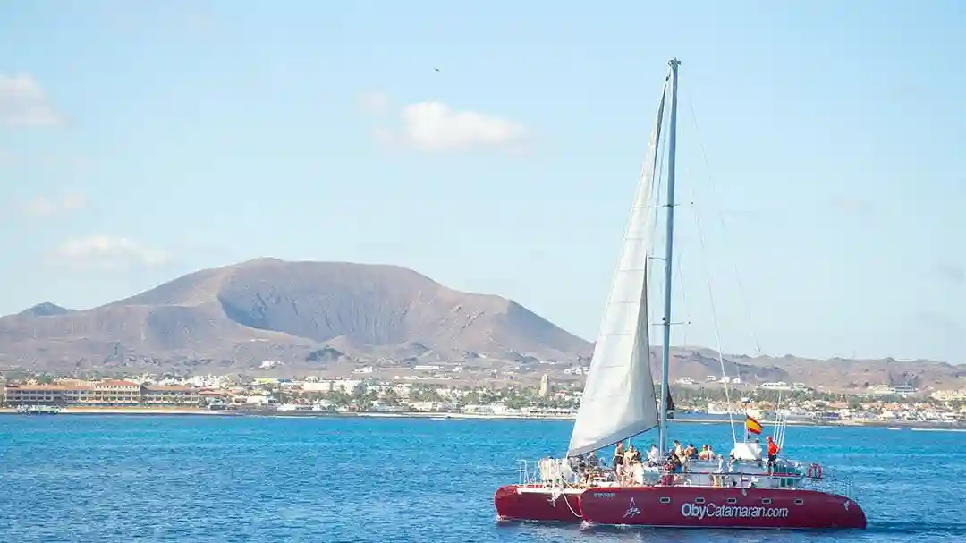 Isla de Lobos: Katamaran Segeln Tour + Mittagessen & Getränke