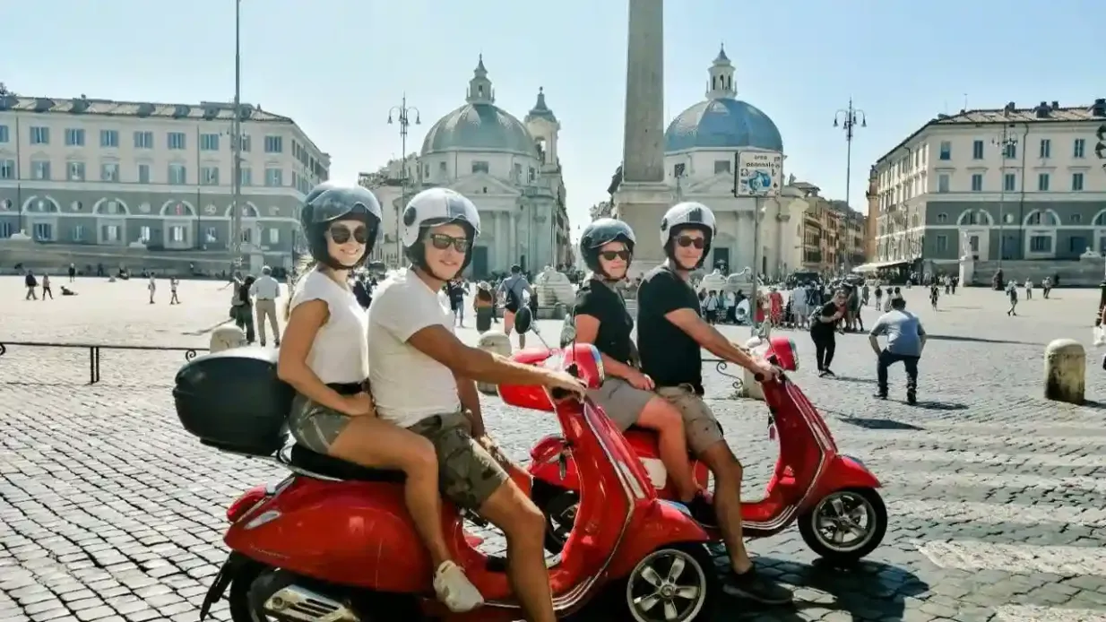 Roma: Tour guidato in Vespa Fornito da Rome by Vespa