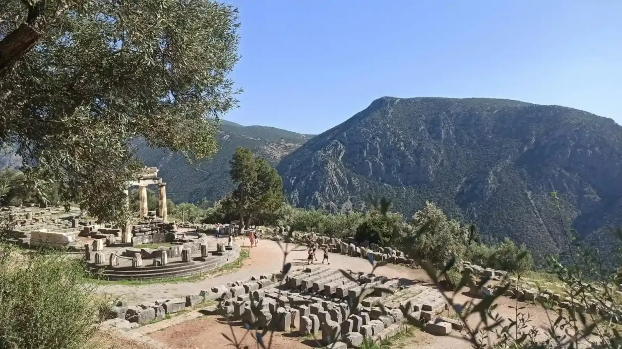 Delphi: Full-Day VR Audio Guided Tour from Athens