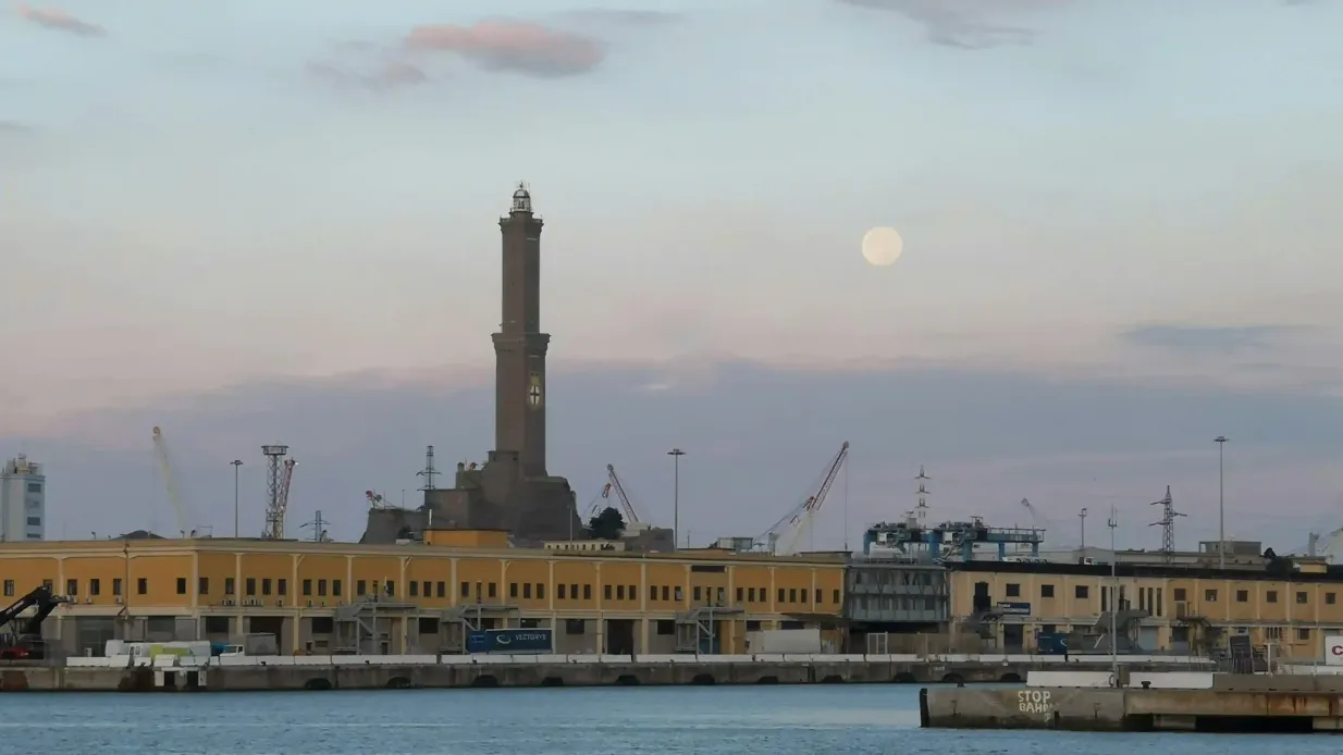 Visita del puerto de Génova en barco