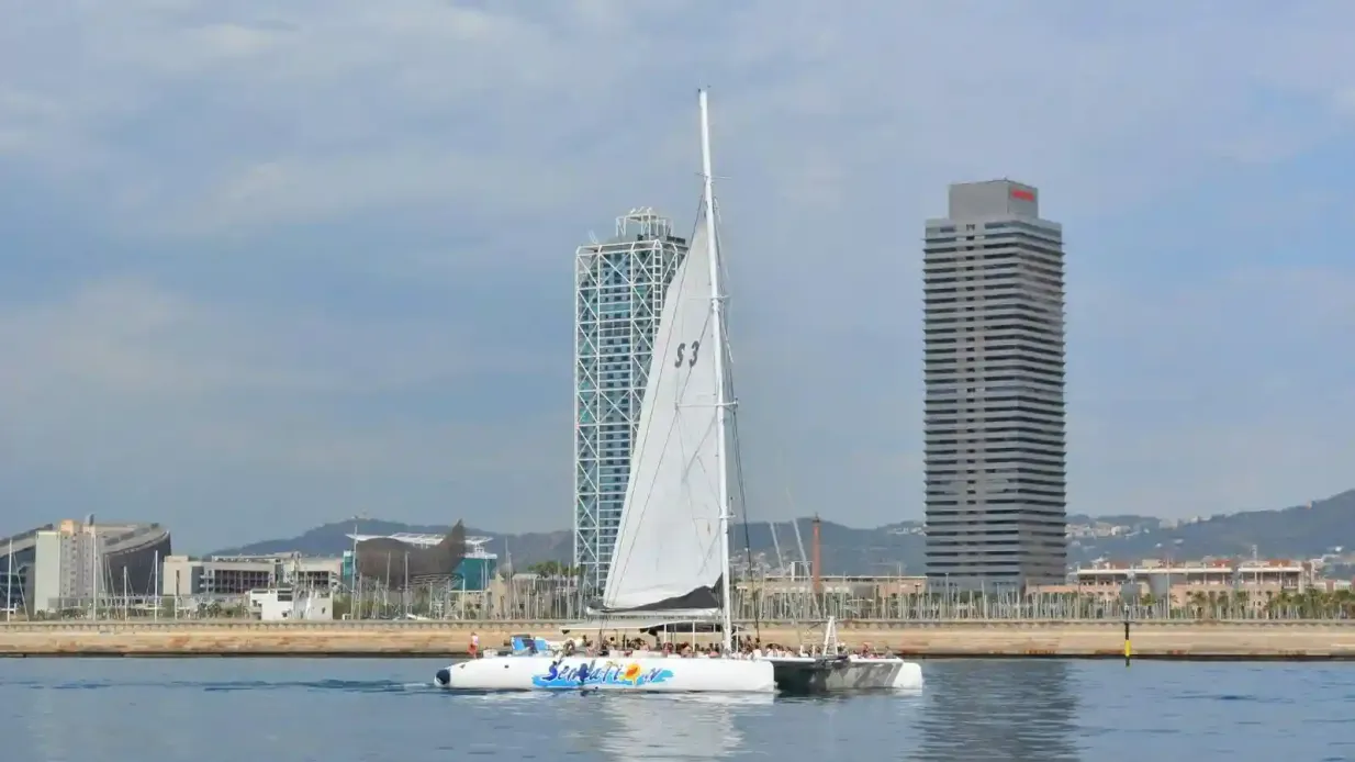 Barcelona: Vela de catamarã com churrasco