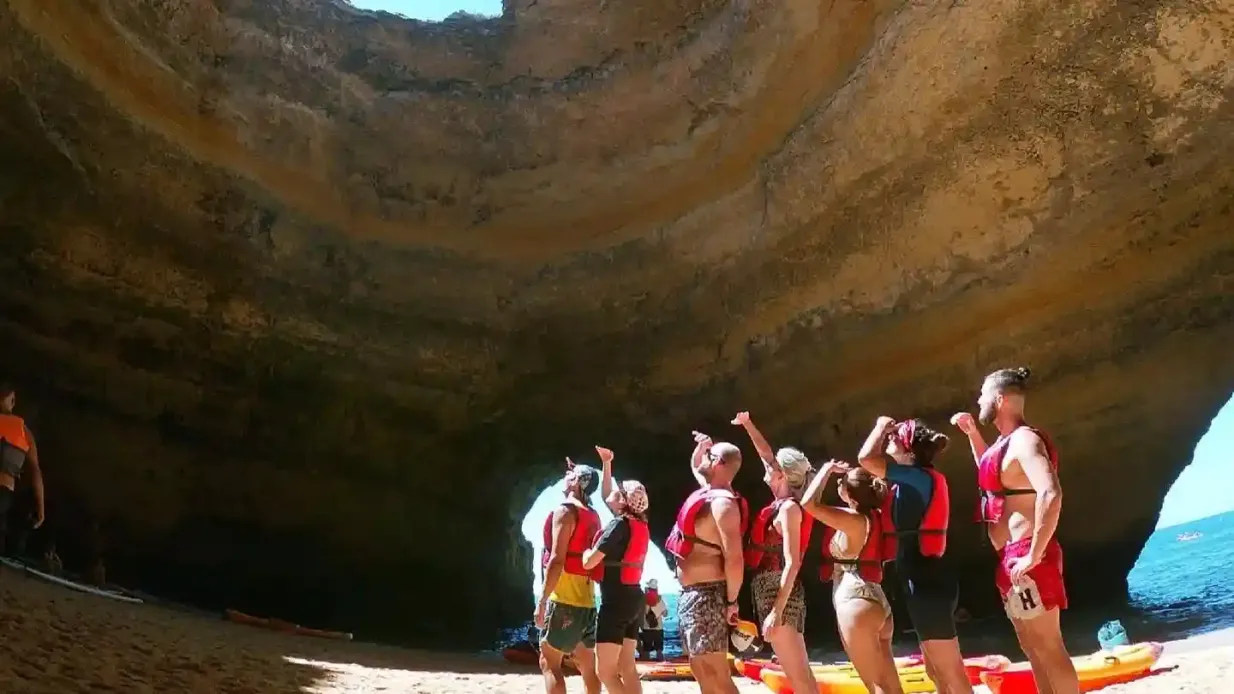 Grotta di Benagil: Esperienza in kayak dalla spiaggia di Benagil Fornito da Blue Xperiences