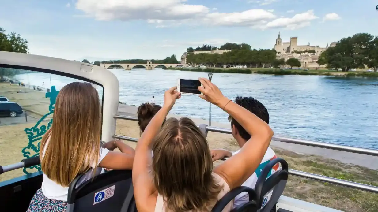 Bus turístico Avignon Operado por SCTP Cars Lieutaud