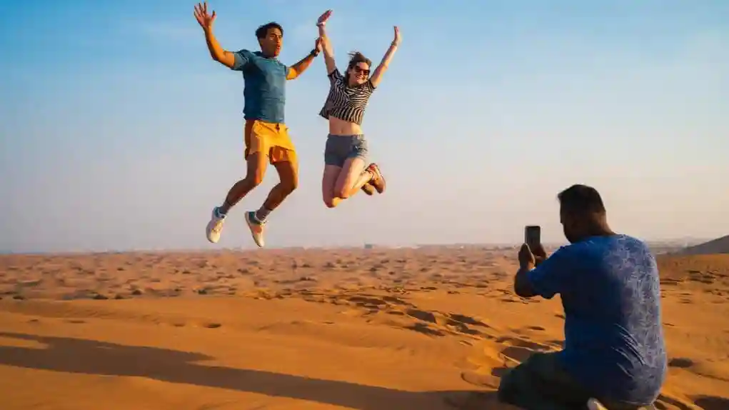 Safari serale nel deserto di Dubai: Sandboarding, giro in cammello e cena con barbecue