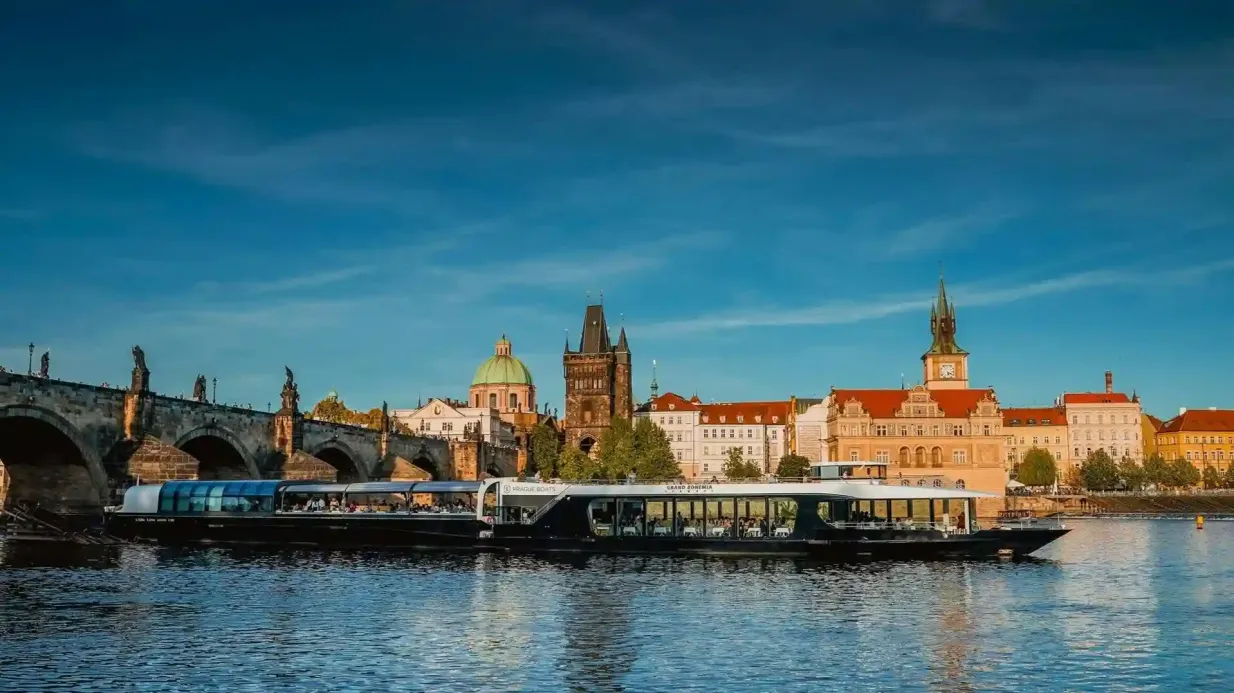 Praga: cruzeiro de 2 horas pelo rio + mapa do cruzeiro Organizado por Prague Boats