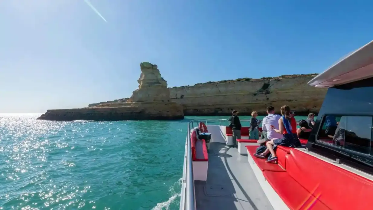 Benagil e litoral: Passeio de Catamarã saindo de Albufeira Organizado por Várzeamar – Actividades Marítimo Turisticas SA