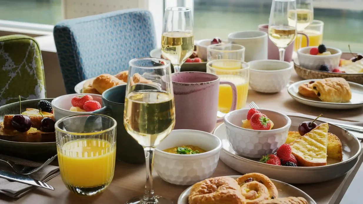 Seine River: Brunch Cruise by Le Capitaine Fracasse