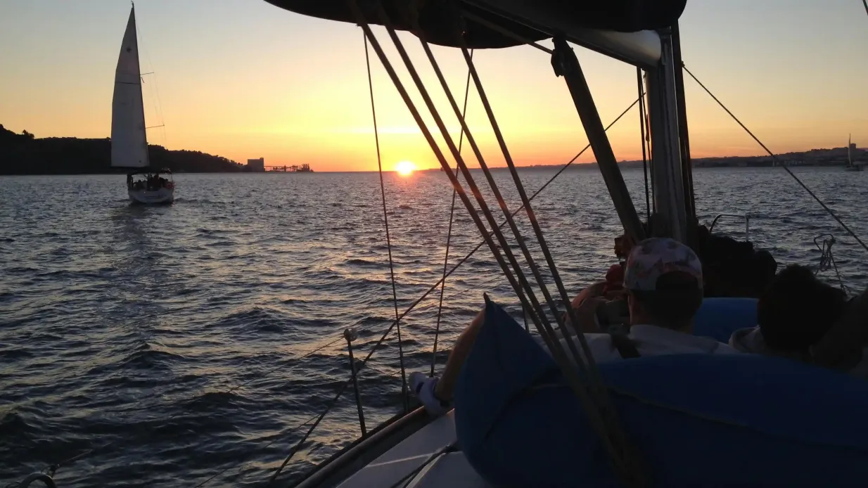 Lisboa: Excursión de 2 horas en velero al atardecer desde Belém