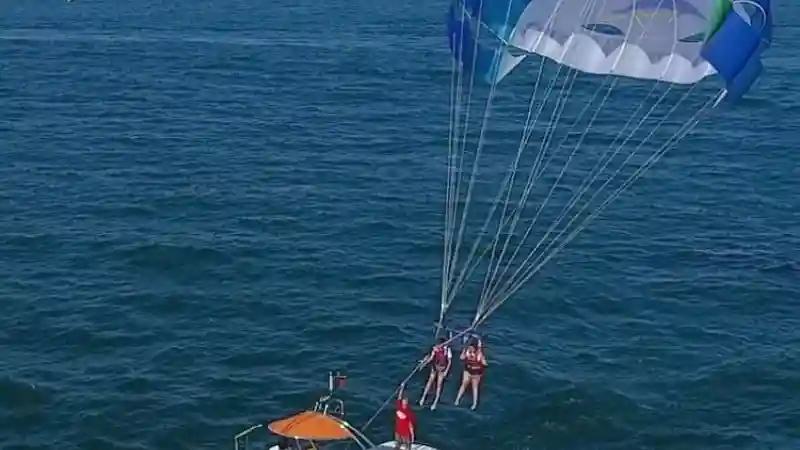 Albufeira: Experiencia Parasailing Operado por Momentos Dinamicos