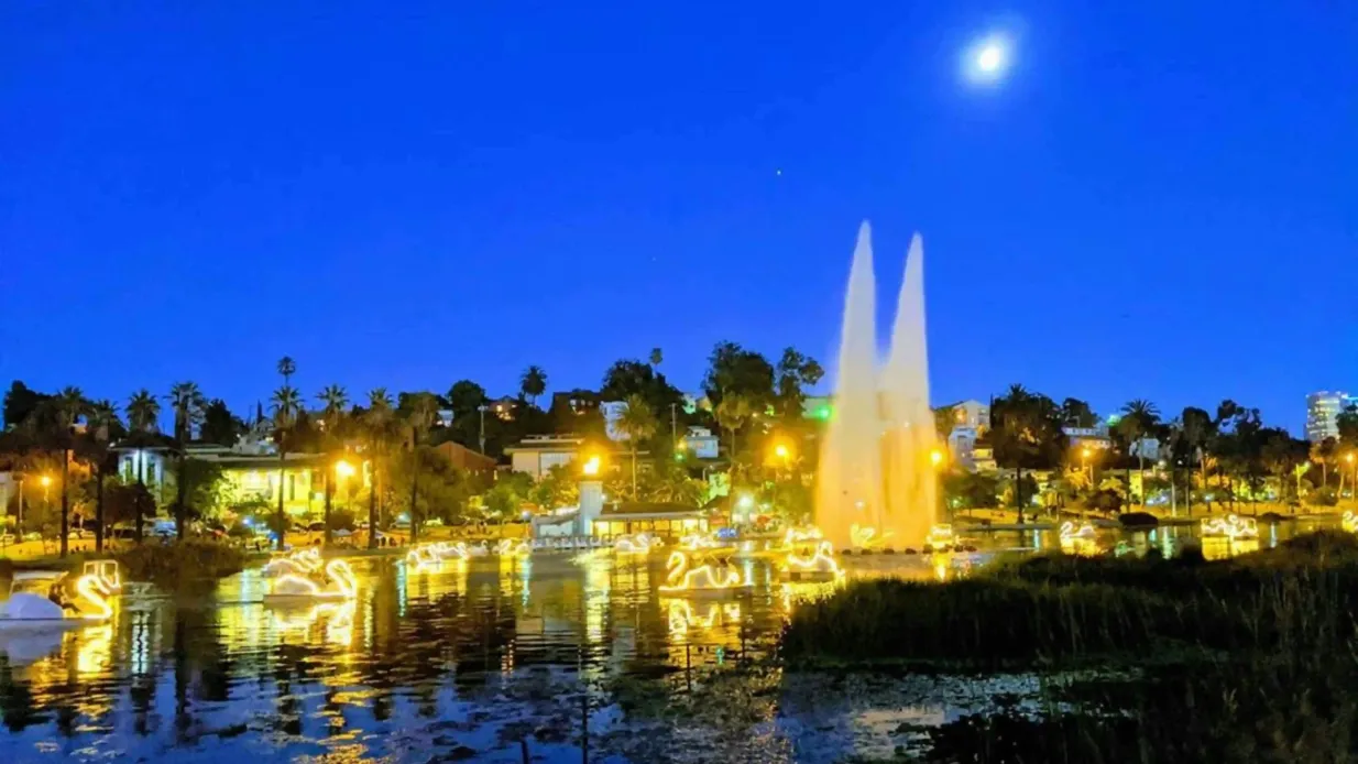 Los Angeles Echo Park: Aluguel de barcos Swan Organizado por Wheel Fun Rentals