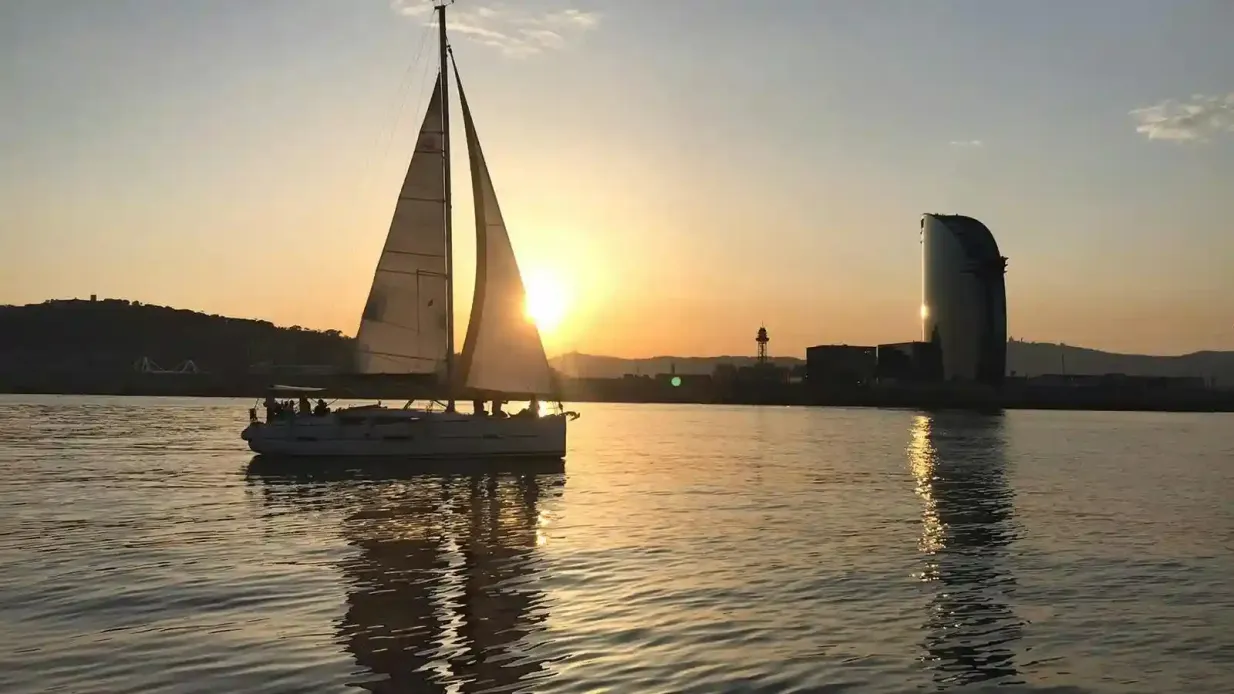 Barcellona: Vela in yacht per piccoli gruppi nel pomeriggio o al tramonto