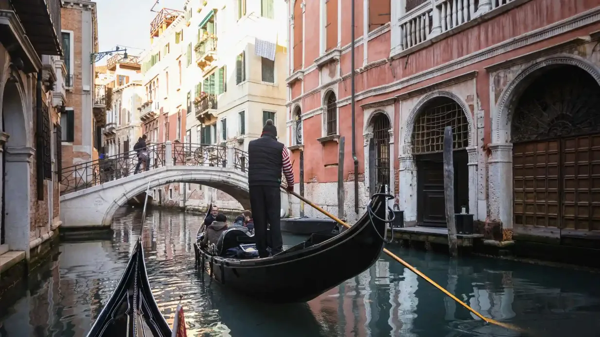 Venecia: Paseo nocturno en góndola por el Gran Canal + Entrada a la Galería de las Góndolas Operado por City Tours Co Uk