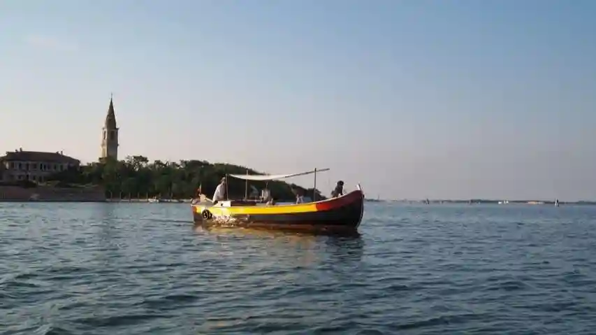 Murano, Burano y Torcello: Excursión en barco tradicional + Demostración de soplado de vidrio Operado por City Tours Co Uk