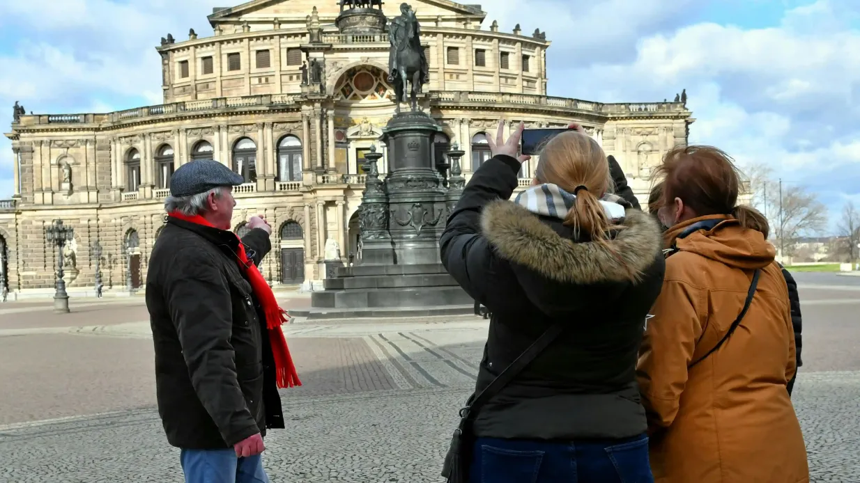 Dresden: Guided Walking Tour in German Provided by Dresden Information GmbH