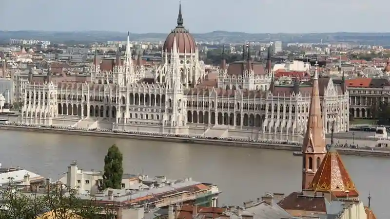 Budapest : City Audio Guide App by POPGuide