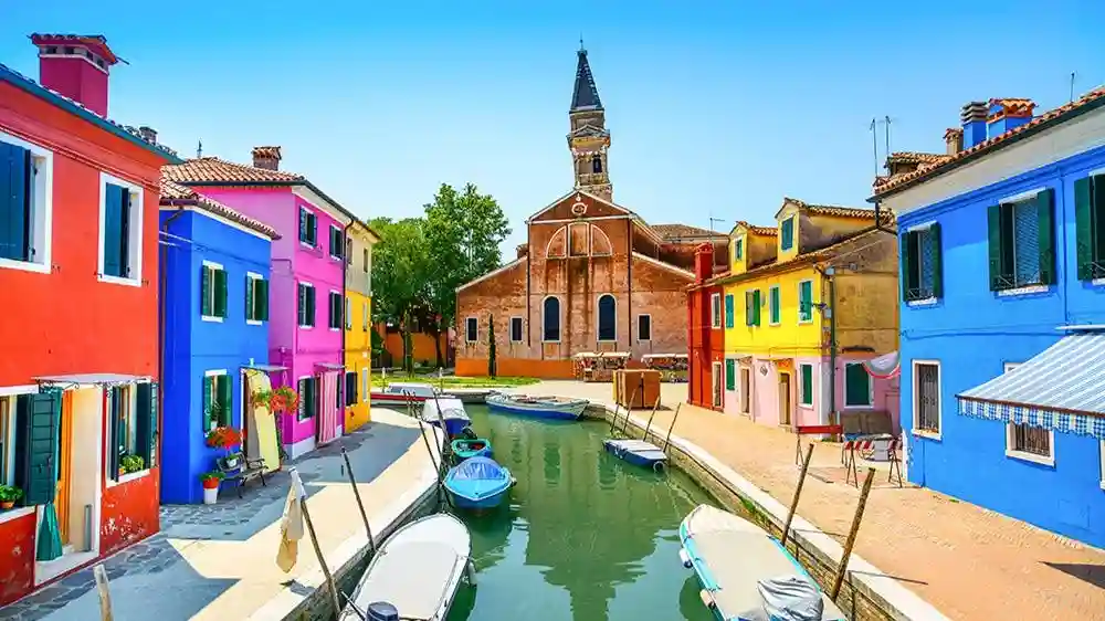 Murano e Burano: tour in barca dalla stazione ferroviaria + dimostrazione di soffiatura del vetro Fornito da Tiqets (Multisource)