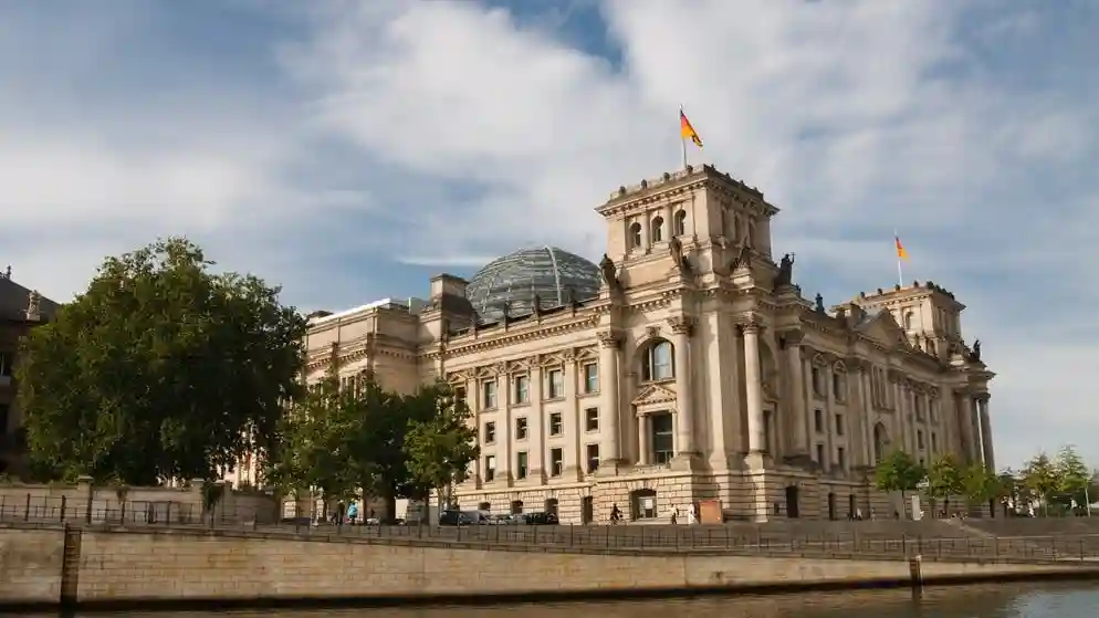 Berlino: Tour storico in barca di un'ora dalla Vecchia Borsa Fornito da Stern und Kreis Schiffahrt GMBH