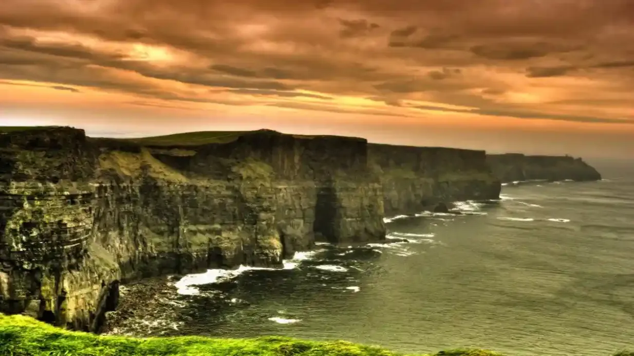 Acantilados de Moher y Ciudad de Galway: Excursión de un día desde Dublín Operado por Finn Tours South Limited