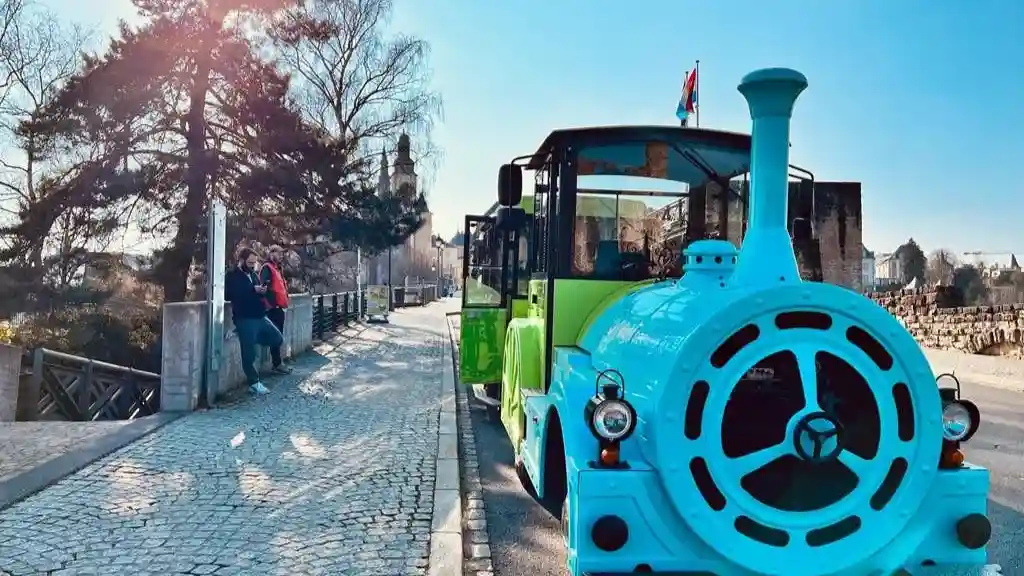 Treno urbano nel centro storico di Lussemburgo Fornito da sightseeing.lu