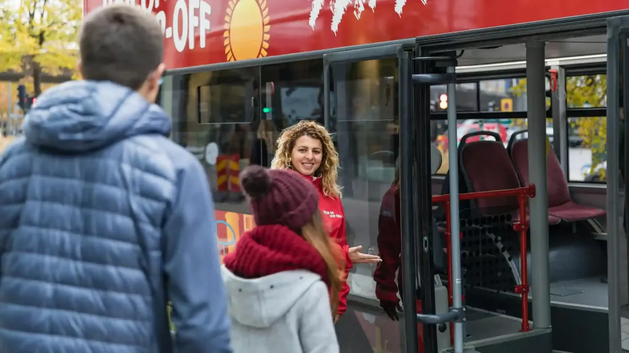 Red City Bus Stoccolma: tour in autobus hop-on hop-off Fornito da Tiqets International B.V.