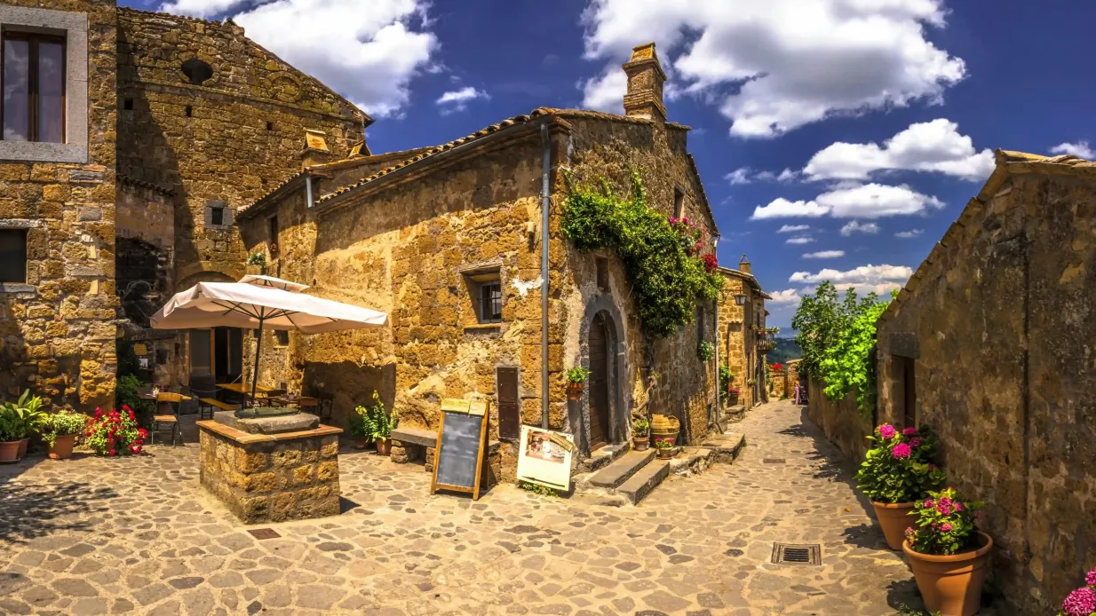 Civita di Bagnoregio, Montepulciano y Orvieto: Excursión desde Roma + Comida y Vino Operado por City Wonders