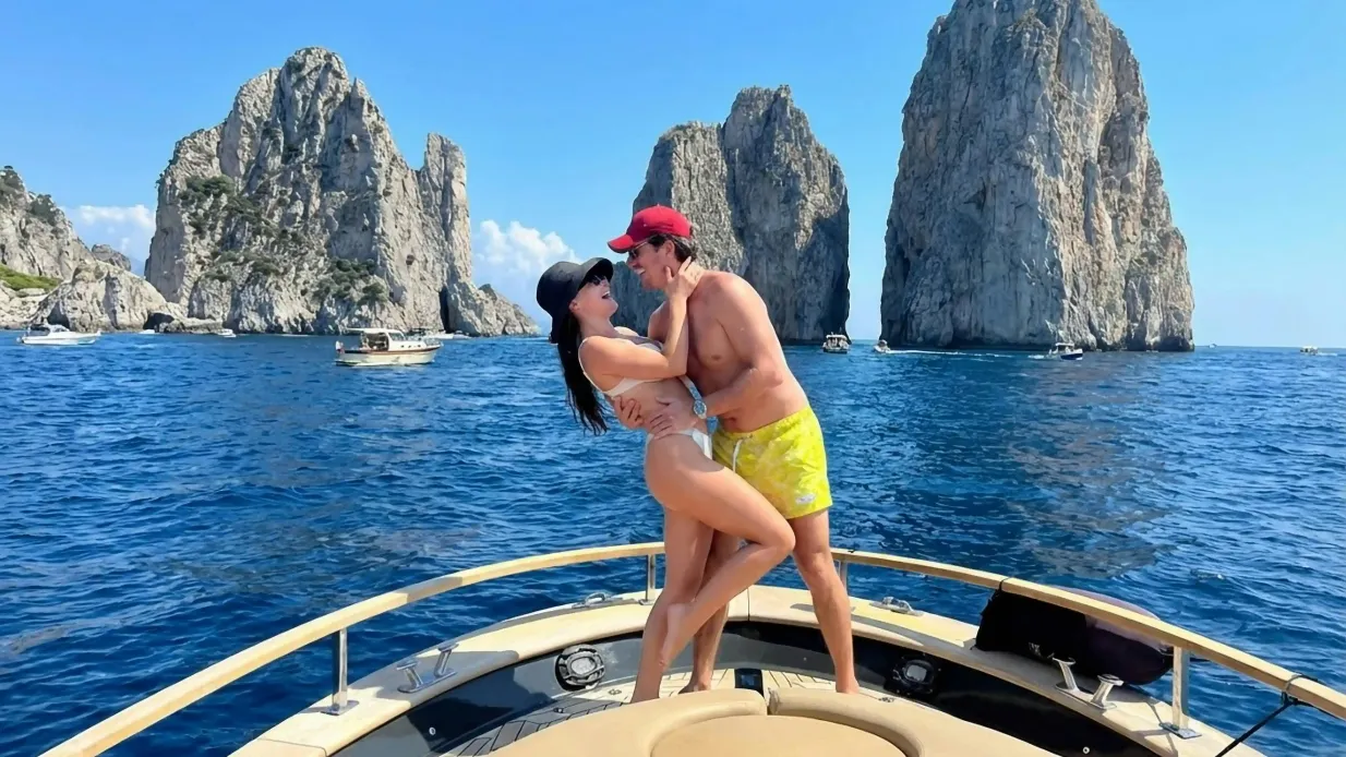 Capri: Tour guidato in barca da Sorrento + Brunch + bevande Fornito da T-Bros srl