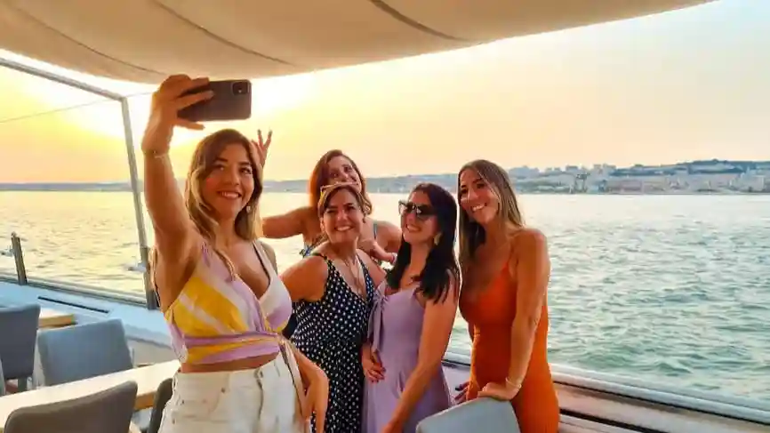 Lisbona: Tour in barca al tramonto sul fiume Tago + bevande