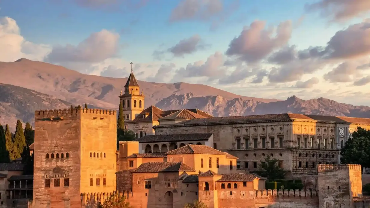 Alhambra & Nasridenpaläste: Eintritt ohne Anstehen + Führung