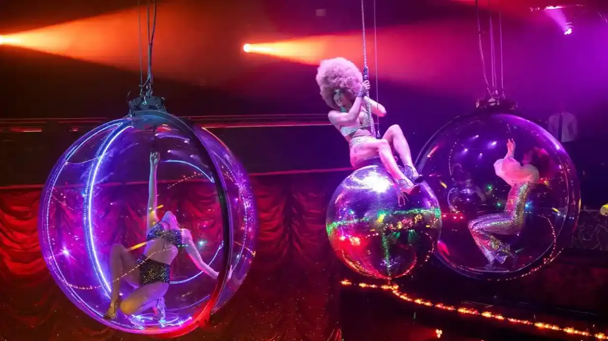 Paradis Latin: VIP Evening Cabaret Dinner and Show Provided by Paradis Latin
