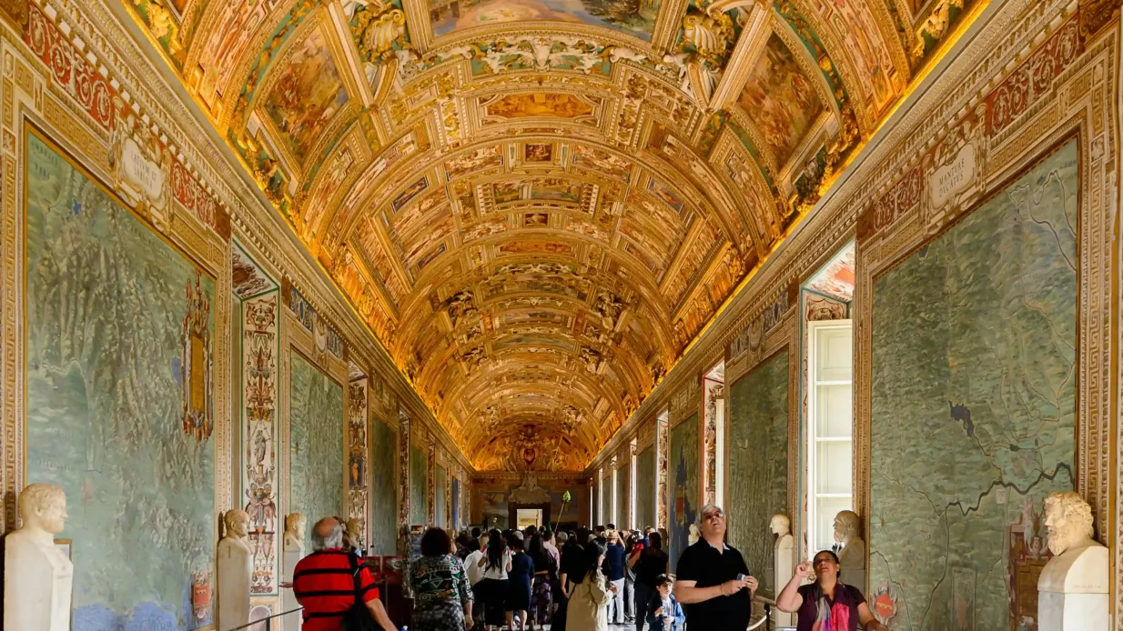 Museos Vaticanos y Basílica de San Pedro: Entrada de acceso rápido + Tour guiado Operado por Follow me S.R.L.S