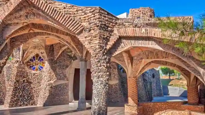 Cripta de Gaudí y Colonia Güell: Visita guiada Operado por Advanced Leisure Services SL