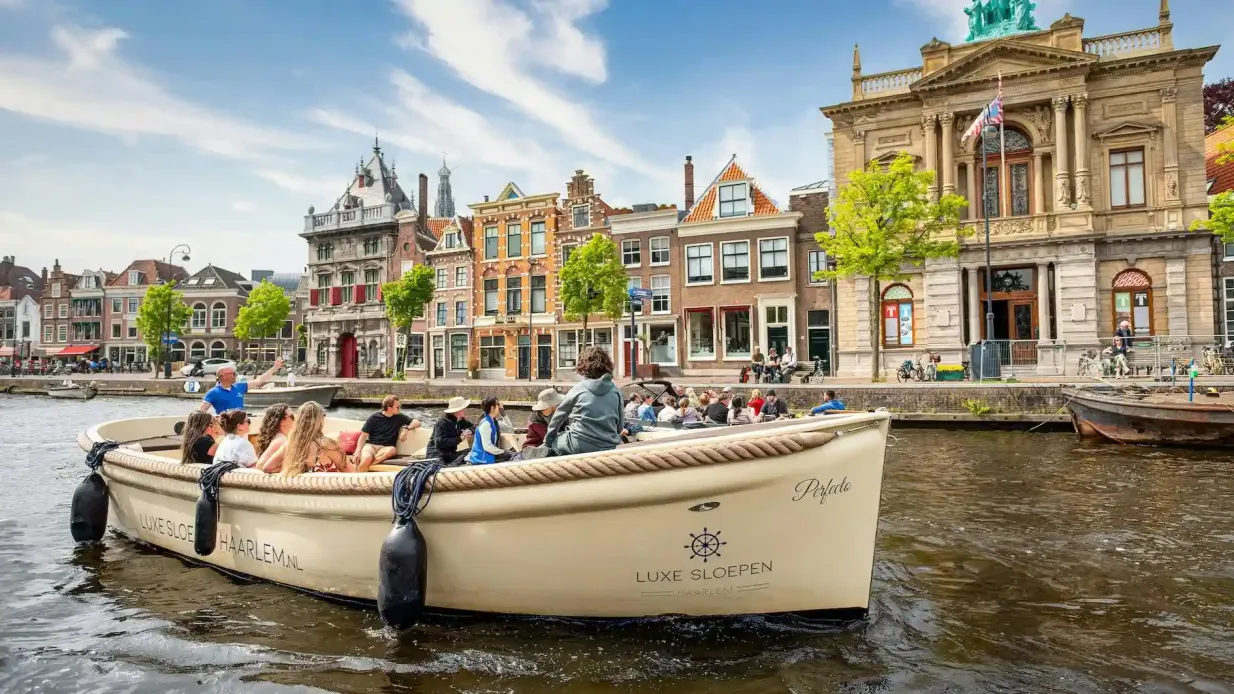 Haarlem: Paseo en barco guiado por el canal Operado por Luxe Sloepen Haarlem B.V.